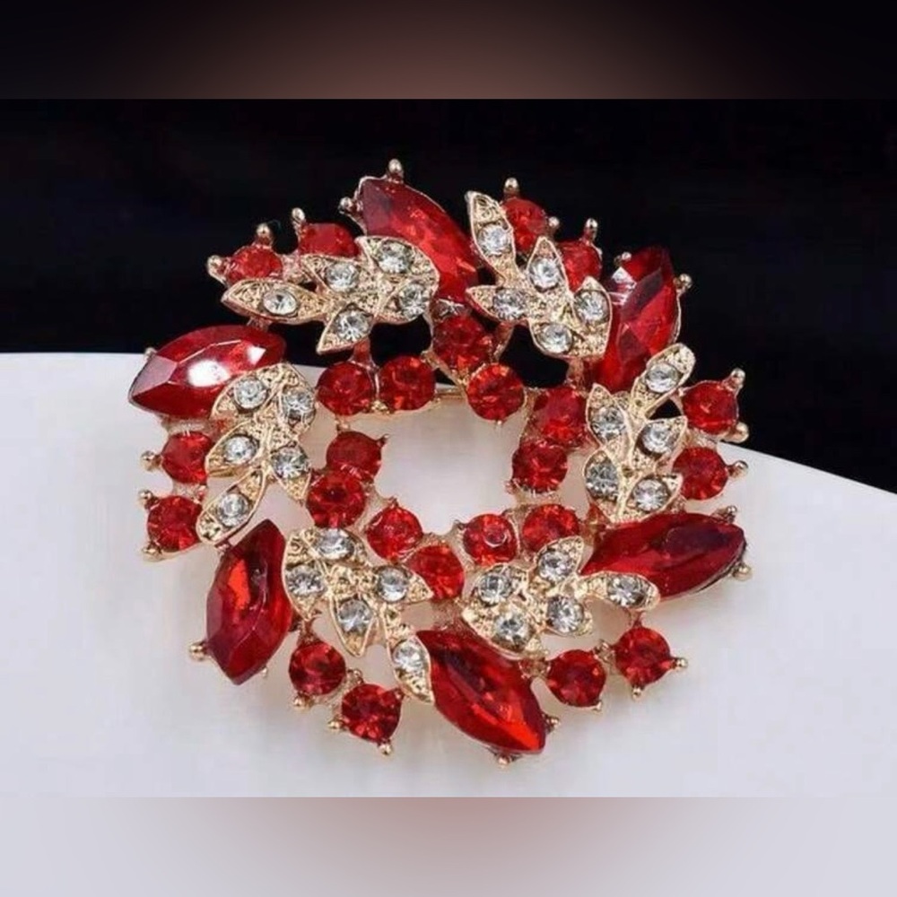 ✨ New ✨ Elegant Red and Gold Crystal Brooch ✨